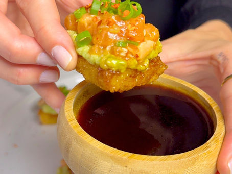 Çıtır pirinç üstü lime’lı avokado + susamlı somon tartar. Taze, dengeli ve her lokması estetik 🍣🥑✨