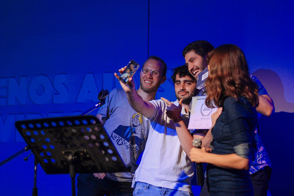 Limon y Tomas Frezza ganan y reciben Voto del Espectador en manos de Belen Asad, jurada en los BAMV FEST AWARDS del Buenos Aires Music Video Festival