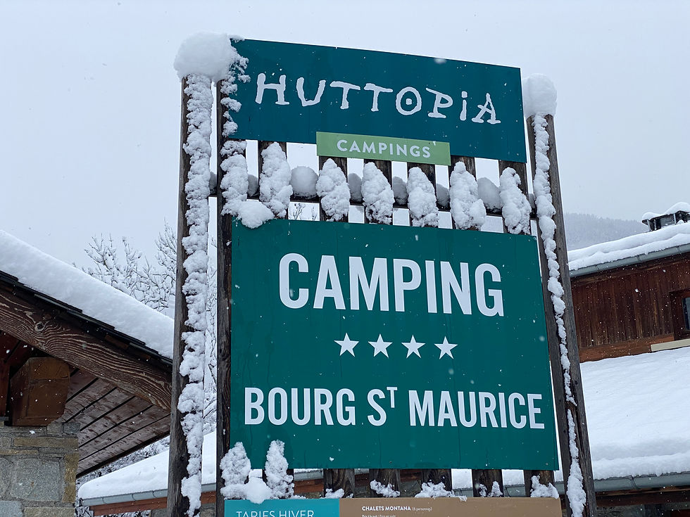 snowy camping huttopia sign