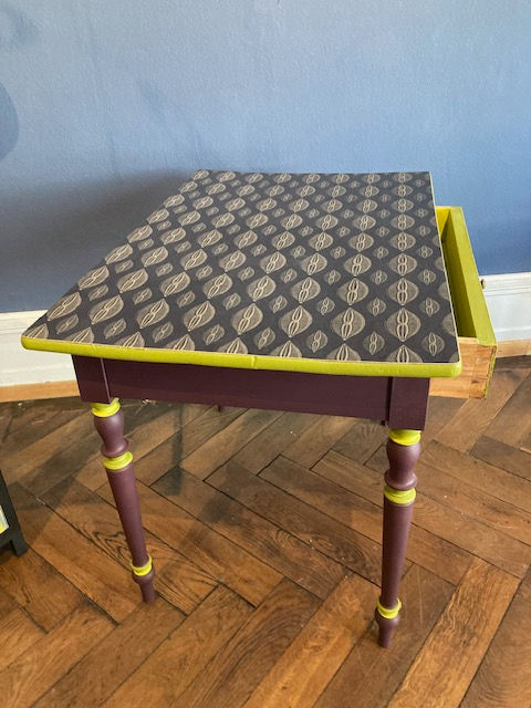 Gelber Vintage Tisch