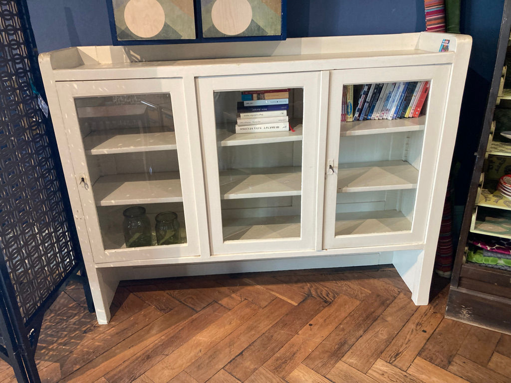Vintage Vitrine in weiss - Upcycling