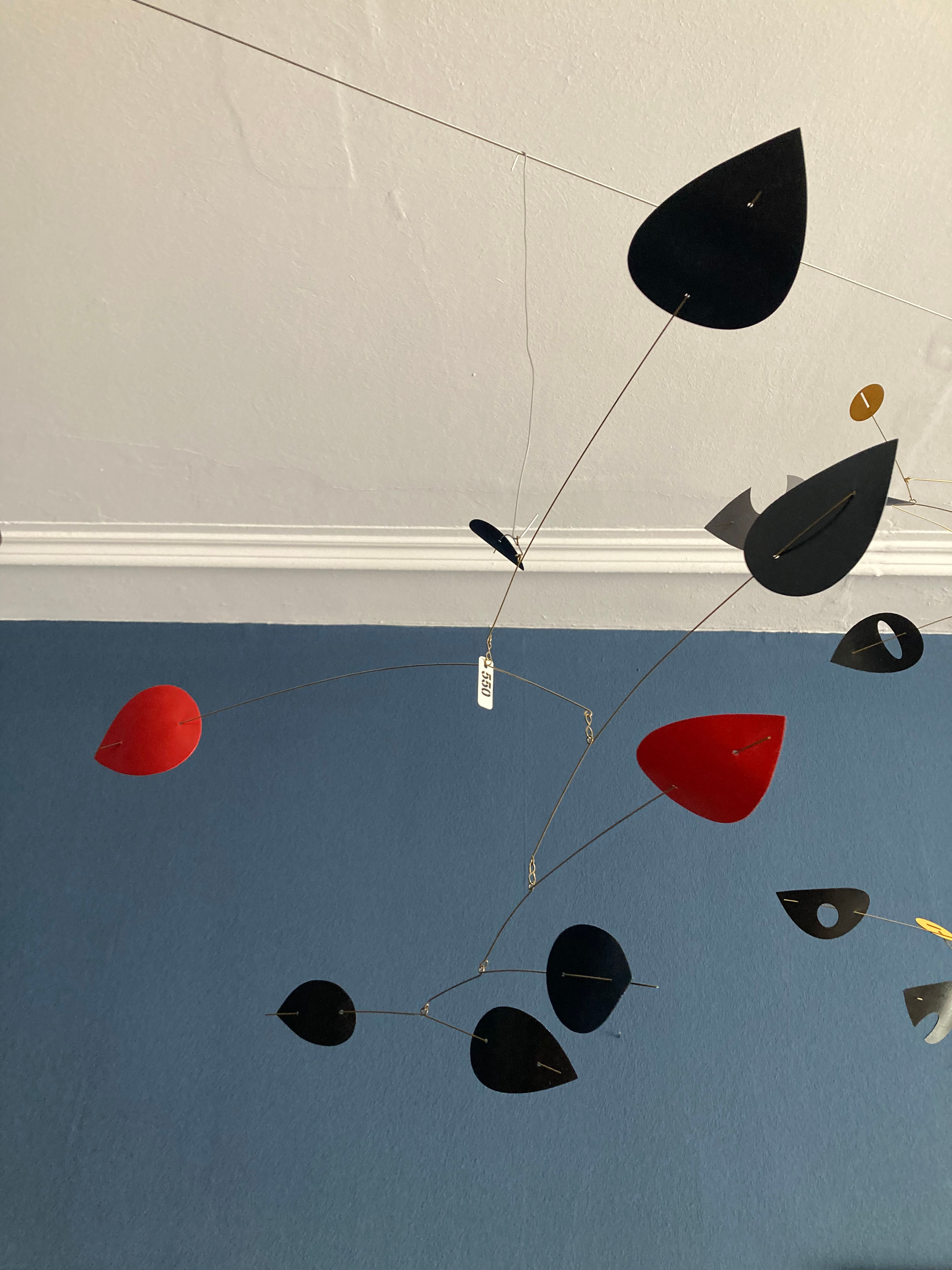 Mobile mit Elementen aus Holz