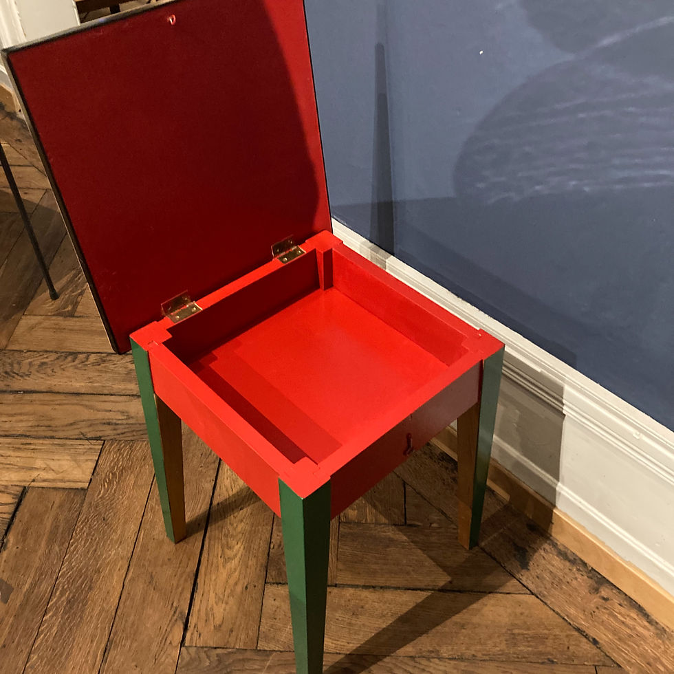 Alter Hocker mit Klappe Innenansicht