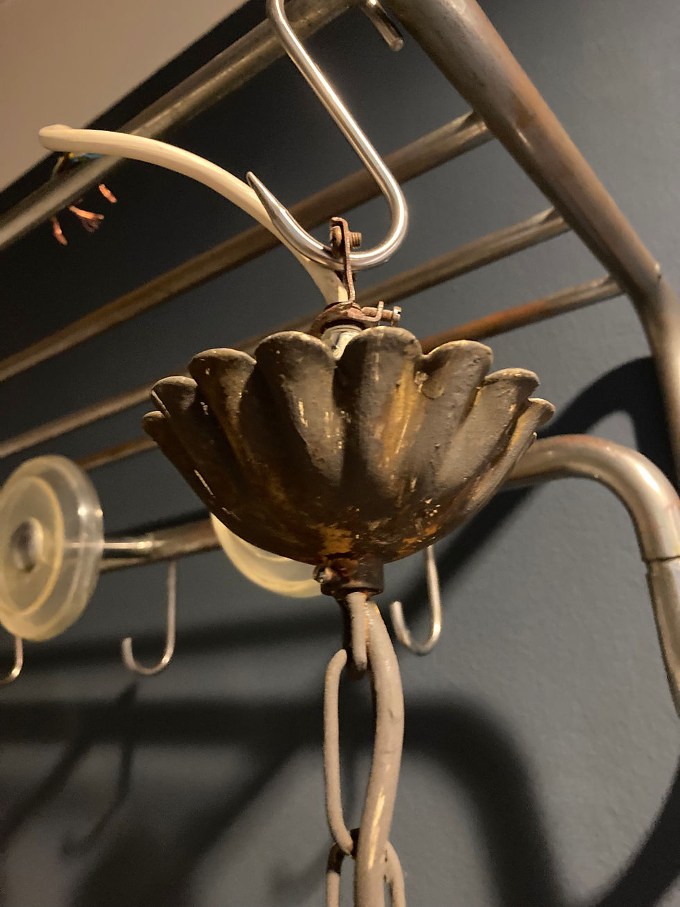 Miniaturbild: Vintage Leuchte mit Messingblumen Nahansicht