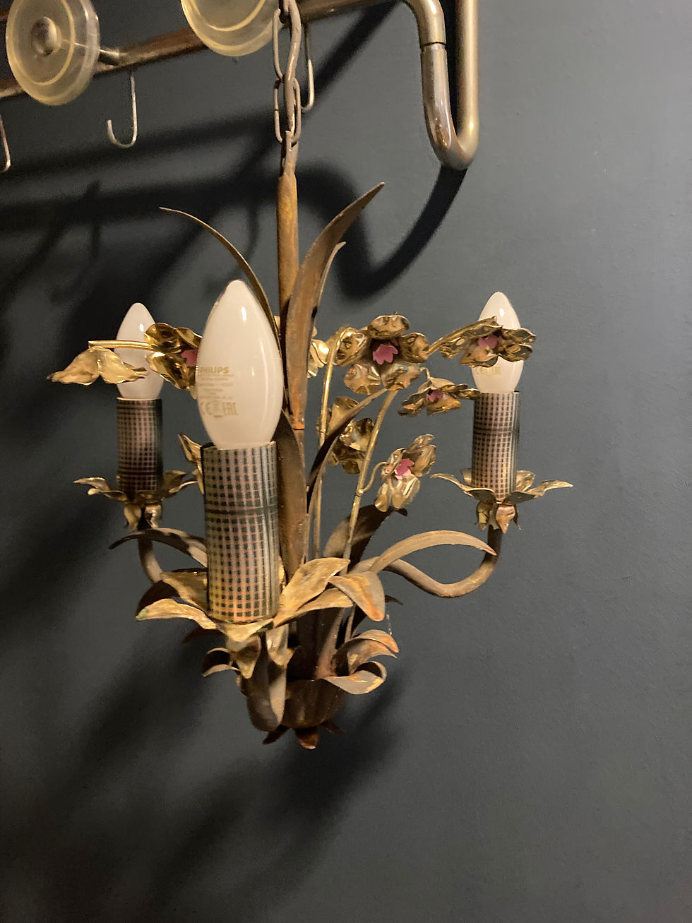 Miniaturbild: Vintage Leuchte mit Messingblumen  Details