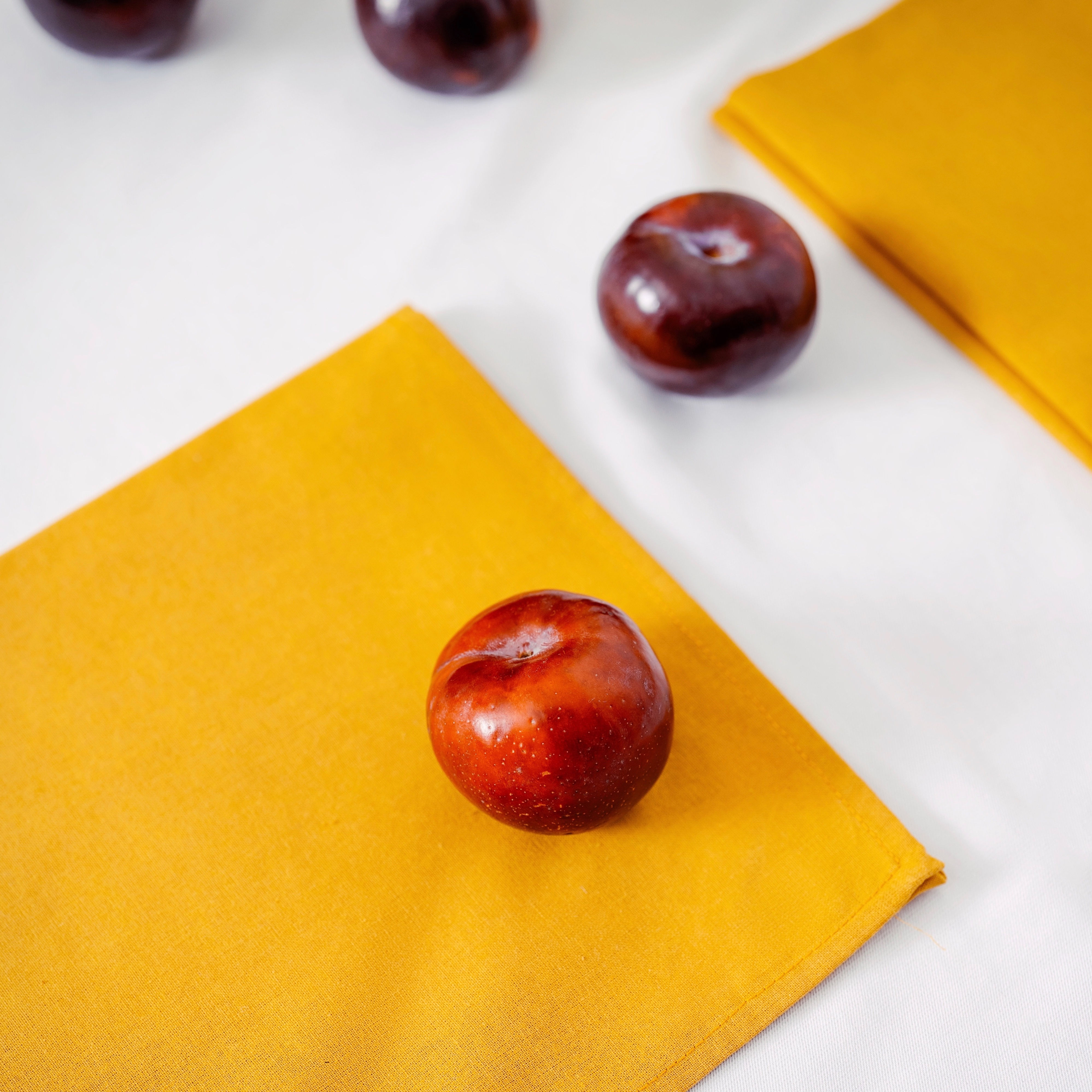 SIMPLE NAPKIN SET IN AMBER YELLOW