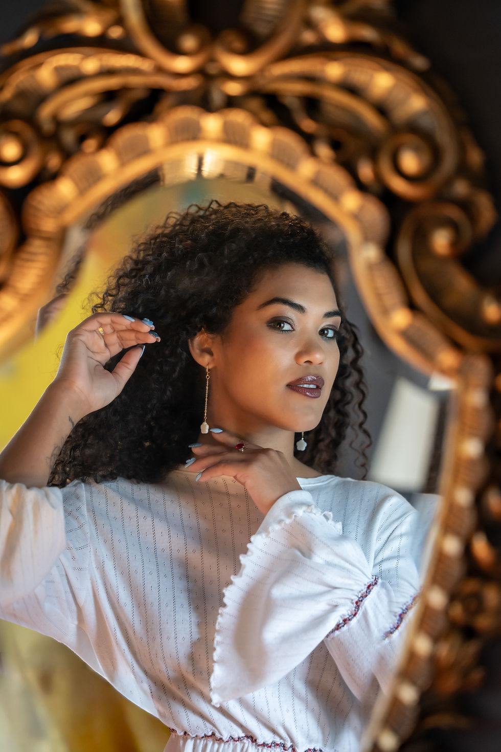 Brinco Corrente Pendente Flor Madrepérola Banhado Ouro 18k - Elegância Feminina