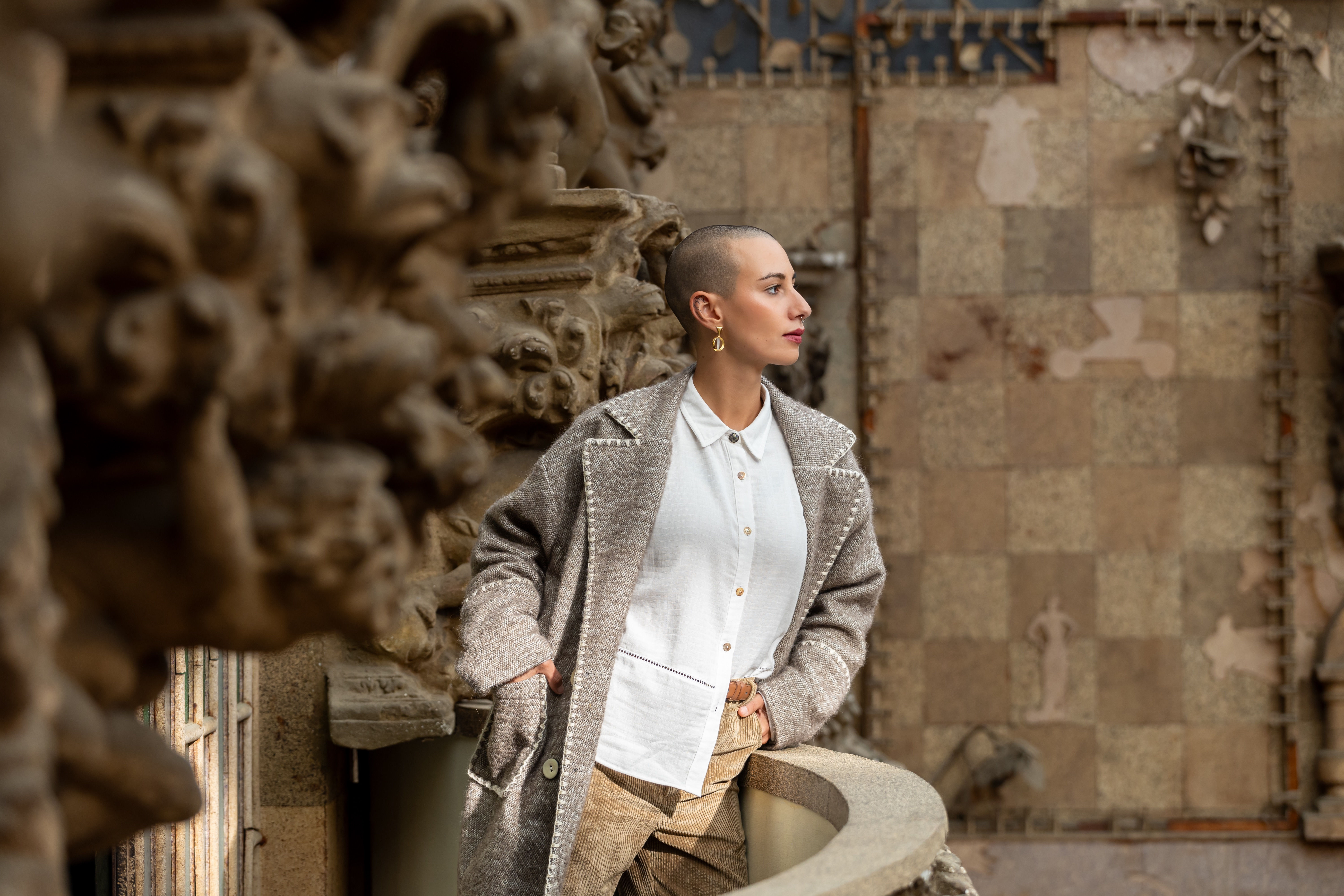 "Sobretudo médio Anémone, cruzado e bordado à mão, feito com tecidos naturais para um look sofisticado e consciente."