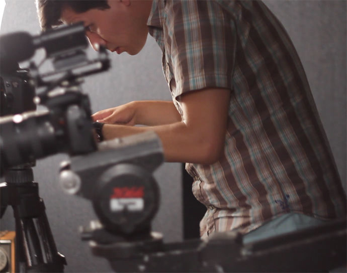 Laborando en producción de video.