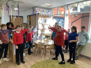 Students posing for Sofrydd Primary photo