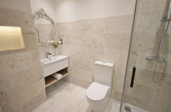 16.-Wagonway-Lodge-Main-Bathroom1-Custom-1140x750