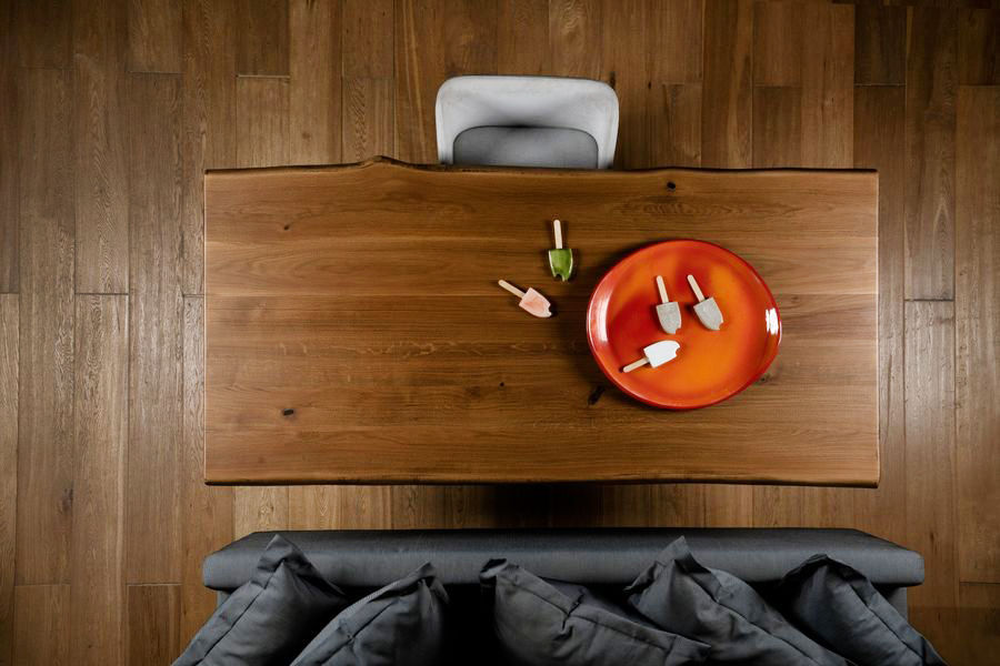 Χειροποίητο τραπέζι από μασίφ ξύλο, με ιδιαίτερο χαρακτηριστικό τις άκρες του, οι οποίες επεξεργάστηκαν έτσι ώστε να δίνουν την εντύπωση μιας φέτας από ένα τεράστιο αληθινό δέντρο.