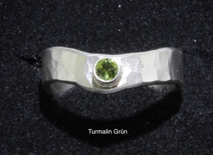 Miniaturbild: Feinsilber Ring mit Edelstein