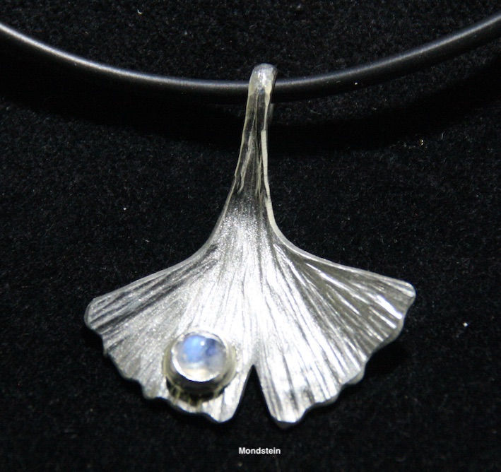 Gingo Blatt Anhänger mit Edelstein