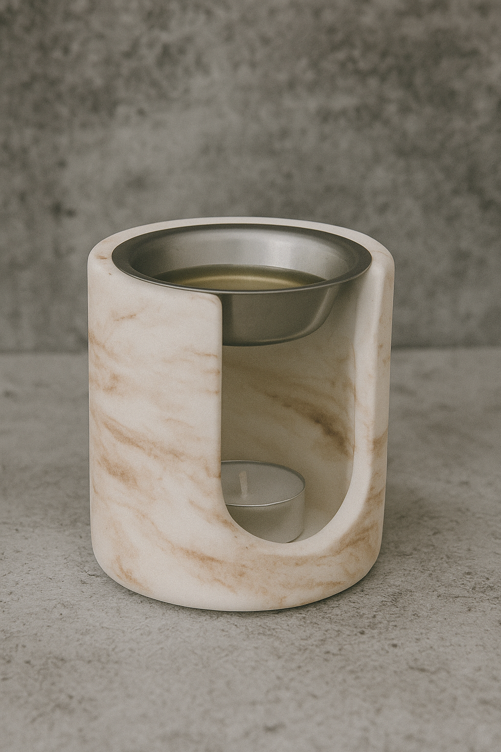 Brûle-parfum effet marbré sur un fond en béton