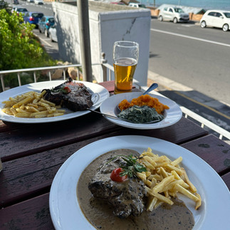 Cape Town’un panoramik sahil manzarasına karşı, Dixies Restaurant’ta taze deniz ürünleri ve klasik Güney Afrika lezzetlerinin tadını çıkarın.