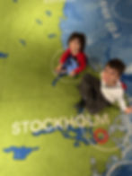 Stockholm'da ne yenir sorusunun cevabını merak ediyorsanız bu rehber tam size göre. İsveç köfte (köttbullar), somon, tarçınlı çörek (kanelbulle) ve fika kültürü şehirde en çok aranan lezzetler arasında. “Stockholm yemek rehberi” ve “en iyi İsveç restoranları” gibi konulara odaklanan bu yazıda Michelin yıldızlı mekanlardan sokak lezzetlerine kadar her şeyi bulabilirsiniz. Önerilen duraklar arasında Meatballs for the People, Bakverket ve Oaxen Slip dikkat çekiyor. Vegan ve vejetaryen seçenekler de listemize dahil. Stockholm’de lezzetli bir deneyim için bu rehberden ilham alın!