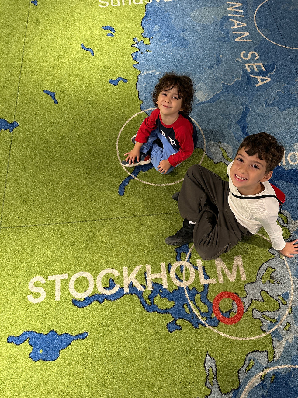 Stockholm'da ne yenir sorusunun cevabını merak ediyorsanız bu rehber tam size göre. İsveç köfte (köttbullar), somon, tarçınlı çörek (kanelbulle) ve fika kültürü şehirde en çok aranan lezzetler arasında. “Stockholm yemek rehberi” ve “en iyi İsveç restoranları” gibi konulara odaklanan bu yazıda Michelin yıldızlı mekanlardan sokak lezzetlerine kadar her şeyi bulabilirsiniz. Önerilen duraklar arasında Meatballs for the People, Bakverket ve Oaxen Slip dikkat çekiyor. Vegan ve vejetaryen seçenekler de listemize dahil. Stockholm’de lezzetli bir deneyim için bu rehberden ilham alın!
