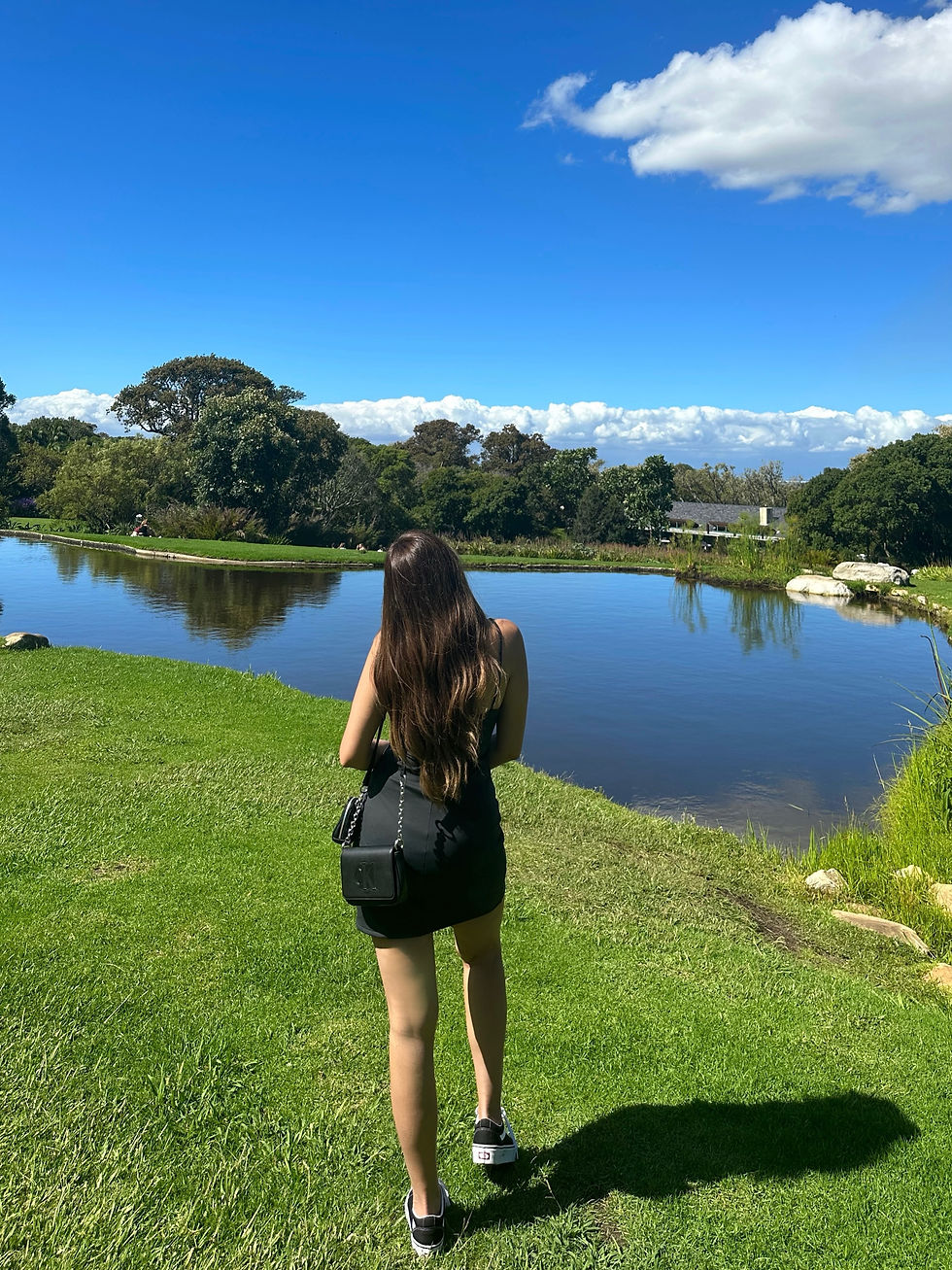 Kirstenbosch Botanik Bahçesi’nde doğanın kalbinde yürüyüş yapın, Cape Town’un en güzel bitki koleksiyonlarını keşfedin. Şimdi ziyaret planınızı oluşturun