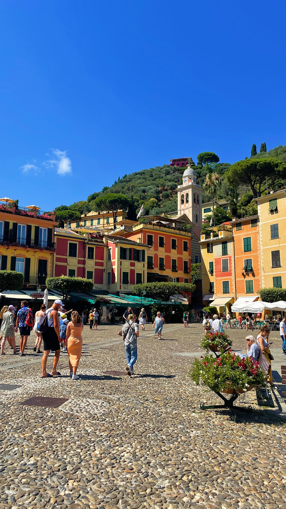 Portofino alışveriş rehberi ile hem stil sahibi butiklere hem yerel pazarlara ulaşabilirsiniz. İtalyan tasarımı kıyafetler, el yapımı sabunlar ve zeytinyağları öne çıkan ürünlerden. Portofino’da ne alınır diye merak edenler için özel hediye fikirleri de var. Liman çevresindeki mağazalar ve ara sokaklardaki dükkanlar keyifli bir alışveriş deneyimi sunuyor. Portofino butik alışveriş noktaları, hem lüks hem otantik seçenekler sunuyor. Tatil anılarınızı eşsiz hediyeliklerle taçlandırın.