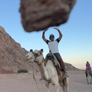 Sharm El Sheikh, sadece deniz ve doğa değil, eğlenceli bir şehir hayatı da sunar. Soho Square ve Naama Bay bölgelerinde restoranlar, alışveriş dükkanları ve barlar bulunur. Gece hayatı hareketli olup, sahil boyunca dans ve müzik dolu mekanlar sizi bekler. Hediyelik eşyalar için yerel çarşıları mutlaka ziyaret edin. Uygun fiyatlı alışveriş seçenekleri turistler arasında oldukça popülerdir. Sharm El Sheikh gezi rehberi, şehirdeki gece eğlencelerini keşfetmek isteyenler için de ideal ipuçları sunar.