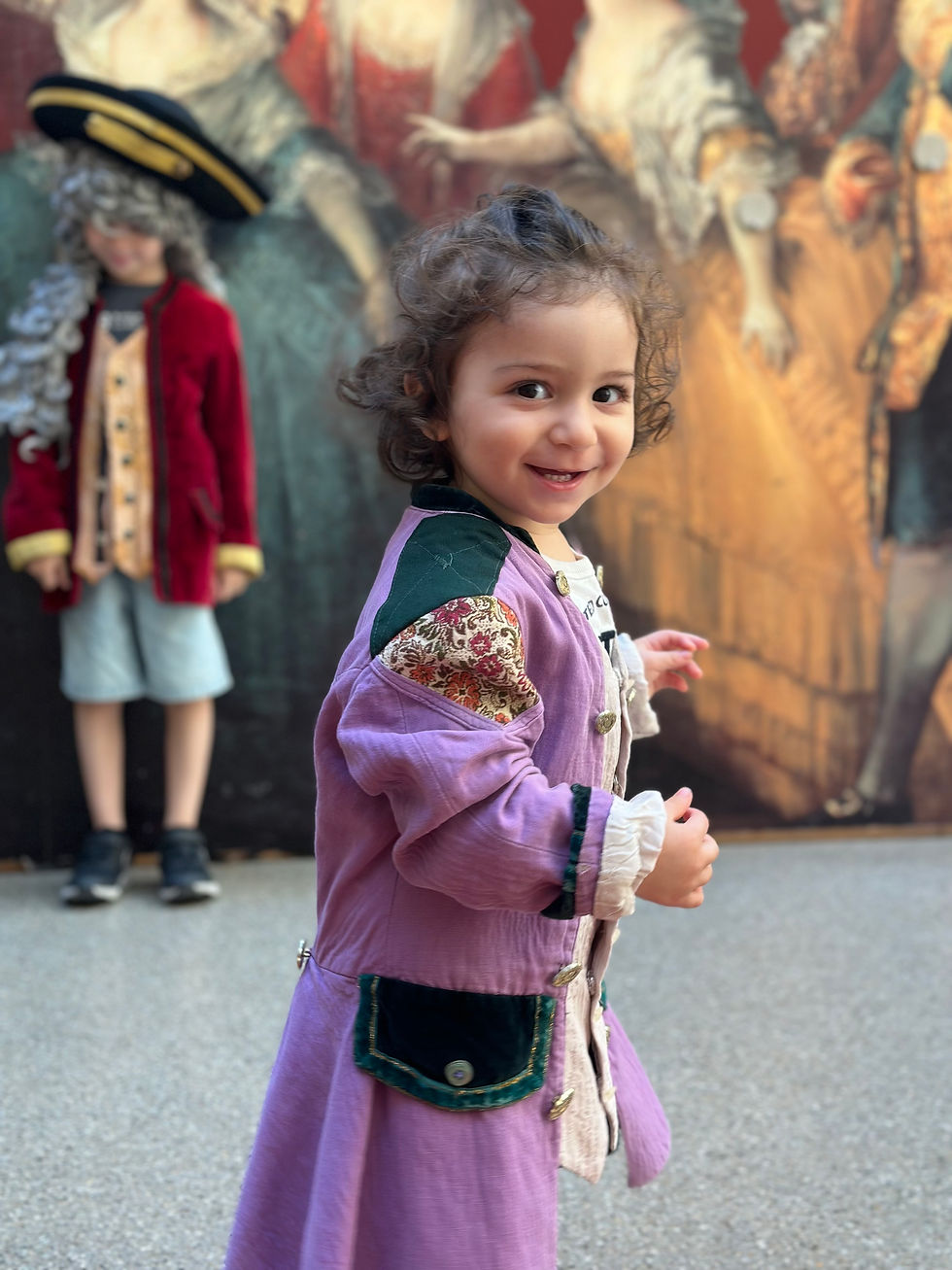 Viyana müzeleri, klasik müzikten çağdaş sanata uzanan koleksiyonlarıyla ziyaretçilerini büyülüyor. Albertina, Kunsthistorisches Museum ve Mozart Haus şehirde en çok aranan ve ziyaret edilen müzeler arasında. Eğer “Viyana’da hangi müzeler gezilir?” ya da “Viyana müze kartı nedir?” gibi sorularınız varsa bu yazımız tam size göre. Sanat ve tarih kadar eğlenceyi de sevenler için Viyana gece hayatı önerileri de yer alıyor. Naschmarkt çevresindeki barlar ve Gürtel bölgesindeki gece kulüpleri en popüler lokasyonlar arasında. Hem kültür hem eğlence dolu bir Viyana gezisi için ipuçlarımızı kaçırmayın!