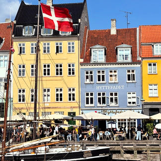 Kopenhag Nyhavn, 17. yüzyıldan günümüze uzanan tarihi yapısıyla turistlerin ilgisini çeken bir liman bölgesidir. Renkli evleriyle ünlü bu sokak, hem yerel halkın hem de turistlerin buluşma noktasıdır. Nyhavn bölgesi, Kopenhag gezilecek yerler arasında en çok ziyaret edilen alanlardan biridir. Liman boyunca dizilmiş kafelerde oturmak, Danimarka’nın sosyal yaşamını yakından görmek için idealdir. Tekne turlarıyla Kopenhag’ı farklı bir açıdan keşfetmek isteyenler için Nyhavn mükemmel bir başlangıç noktasıdır. Kopenhag gezi rehberi hazırlayanlar için Nyhavn, şehrin ruhunu en iyi yansıtan yerdir.