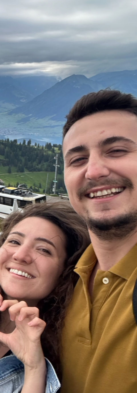 Rigi Klum Dağı, İsviçre’nin “Kraliçesi” olarak bilinir ve doğal güzelliğiyle ziyaretçilerini büyüler. Luzern ve çevresindeki gölleri kuşbakışı görmek isteyenler için eşsiz bir seyir noktasıdır. Teleferik ve tren seçenekleriyle kolayca erişilebilir, aileler ve doğa severler için uygun bir destinasyondur. İsviçre tatilinizi Rigi Klum’un büyüleyici atmosferinde taçlandırın.