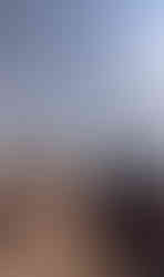 Tarihin kalbinin attığı şehir: Kahire. Nil Nehri’nin kıyısında yükselen bu kadim kent, hem gizemli hem de büyüleyici atmosferiyle insanı yüzyıllar öncesine götürüyor. Giza Piramitleri’nin ihtişamı karşısında hayran kalmamak imkânsız; devasa taş blokların gölgesinde zaman adeta duruyor. Eski pazarların dar sokaklarında dolaşırken baharatların kokusu, Arap ezgileri ve geçmişin izleri bir araya geliyor. Kahire, sadece bir gezi değil, tarihle iç içe geçmiş bir yolculuk. Her adımda Antik Mısır’ın görkemiyle karşılaşmak ve bu eşsiz medeniyeti hissetmek, kelimelerle tarif edilemeyecek kadar büyüleyici.