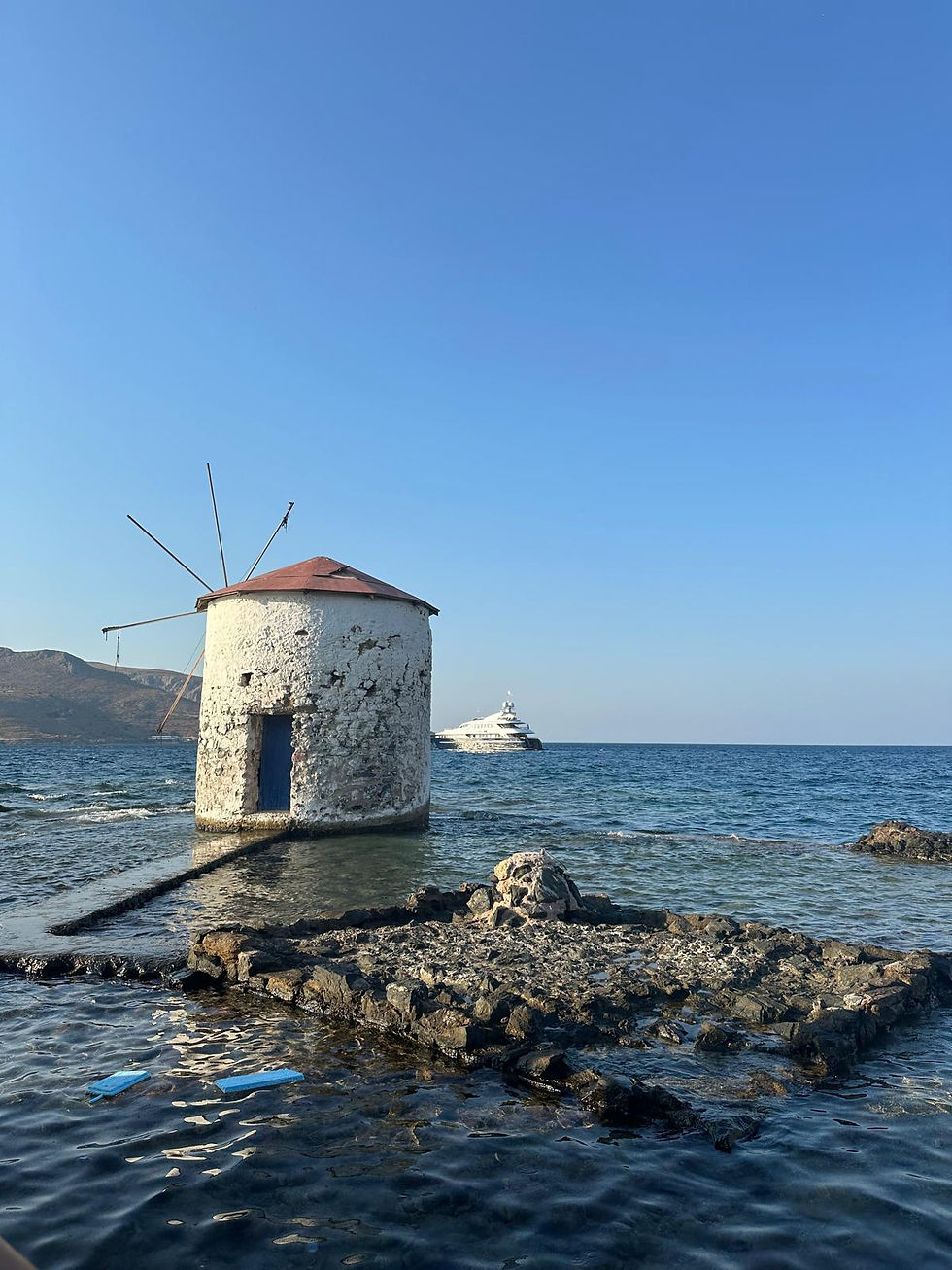 Leros Adası, Yunanistan’ın sakin ve keşfedilmeyi bekleyen güzelliklerinden biridir. Tatil planlayanların en çok aradığı konular arasında Leros ulaşım, feribot seferleri, Leros otelleri, gezilecek yerler ve plajlar bulunur. Ada, masmavi denizi ve altın kumlu plajlarıyla yaz tatilleri için mükemmel bir destinasyondur. Leros gezi rehberi sayesinde adanın hem tarihi hem de doğal güzelliklerini keşfetmek mümkündür. Özellikle Alinda ve Agia Marina bölgeleri, turistlerin en çok tercih ettiği yerlerdir. Leros Adası otel ve restoran tavsiyeleri tatilciler için önemli bir rehber sunar. Sosyal medyada popüler olan Leros tatil fotoğrafları, adanın doğal güzelliklerini en iyi şekilde yansıtır.