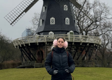 İsveç’in en modern şehirlerinden biri olan Malmö Sweden, tarihi dokusu ve çağdaş mimarisiyle dikkat çeker. Şehrin simgesi olan Turning Torso, Avrupa’nın en ünlü gökdelenlerinden biridir. Danimarka’ya bağlanan Öresund Bridge, Malmö’yü ziyaret edenlerin mutlaka görmesi gereken yapılar arasındadır. Malmö travel rehberi, hem kültürel gezi hem de modern şehir hayatı arayanlara hitap eder. İsveç gezisi planlayanlar için Malmö city keyifli bir durak olacaktır.