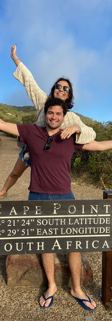 Cape Town, Güney Afrika’nın en popüler turistik şehirlerinden biridir. Şehir, Table Mountain ile simgeleşmiş ve dünyanın dört bir yanından turistlerin ilgisini çekmektedir. V&A Waterfront, Robben Island ve Camps Bay Plajı Cape Town gezilecek yerler listesinde başı çeker. Cape Town şarap bağları, safari turları ve doğa yürüyüşleriyle de öne çıkar. Güney Afrika seyahati planlayanların en çok araştırdığı destinasyonlardan biri Cape Town’dur. Cape Town uçak bileti, otel fiyatları ve şehir turları sıkça aranan konular arasındadır. Şehir hem kültürel hem de doğal zenginlikleriyle ziyaretçilerine farklı deneyimler sunar. Cape Town, macera ve keşif dolu bir tatil için dünyanın en özel şehirlerinden biridir.