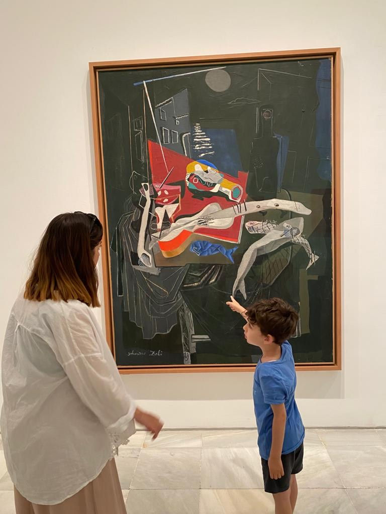 Madrid müze turuna çıkmaya hazır olun: Prado Müzesi, Reina Sofia ve Thyssen-Bornemisza ile sanatseverler için bir cennet burası. Özellikle “Madrid müzeleri hangileri?”, “Prado giriş ücreti” gibi aramalar en çok yapılanlar arasında. Rehberimizde ücretsiz müze saatleri ve bilet tüyoları da mevcut. Picasso’nun Guernica’sını yakından görmek isteyenler için ipuçları da yer alıyor. Madrid'in kültürel kalbi bu üç müzede atıyor. Sanat dolu bir gün geçirmek isteyenler için kaçırılmayacak bir rota.
