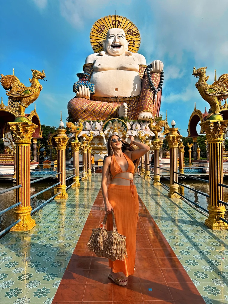 Tayland’ın güneyinde, turkuaz denizi ve bembeyaz kumsallarıyla ünlü Koh Samui, tropikal bir cennet adası. Palmiye ağaçlarıyla çevrili sakin plajları, huzur dolu spa merkezleri ve renkli gece pazarıyla burası, hem dinlenmek hem de eğlenmek isteyenler için ideal bir kaçış noktası. Deniz ürünleriyle dolu lezzetli yemekler, tapınakların mistik atmosferi ve muhteşem gün batımlarıyla Koh Samui, unutulmaz anılar biriktirmek isteyenlerin vazgeçilmezi. Doğa ile uyum içinde, sakin ve sıcak bir ada deneyimi arıyorsan Koh Samui tam sana göre.