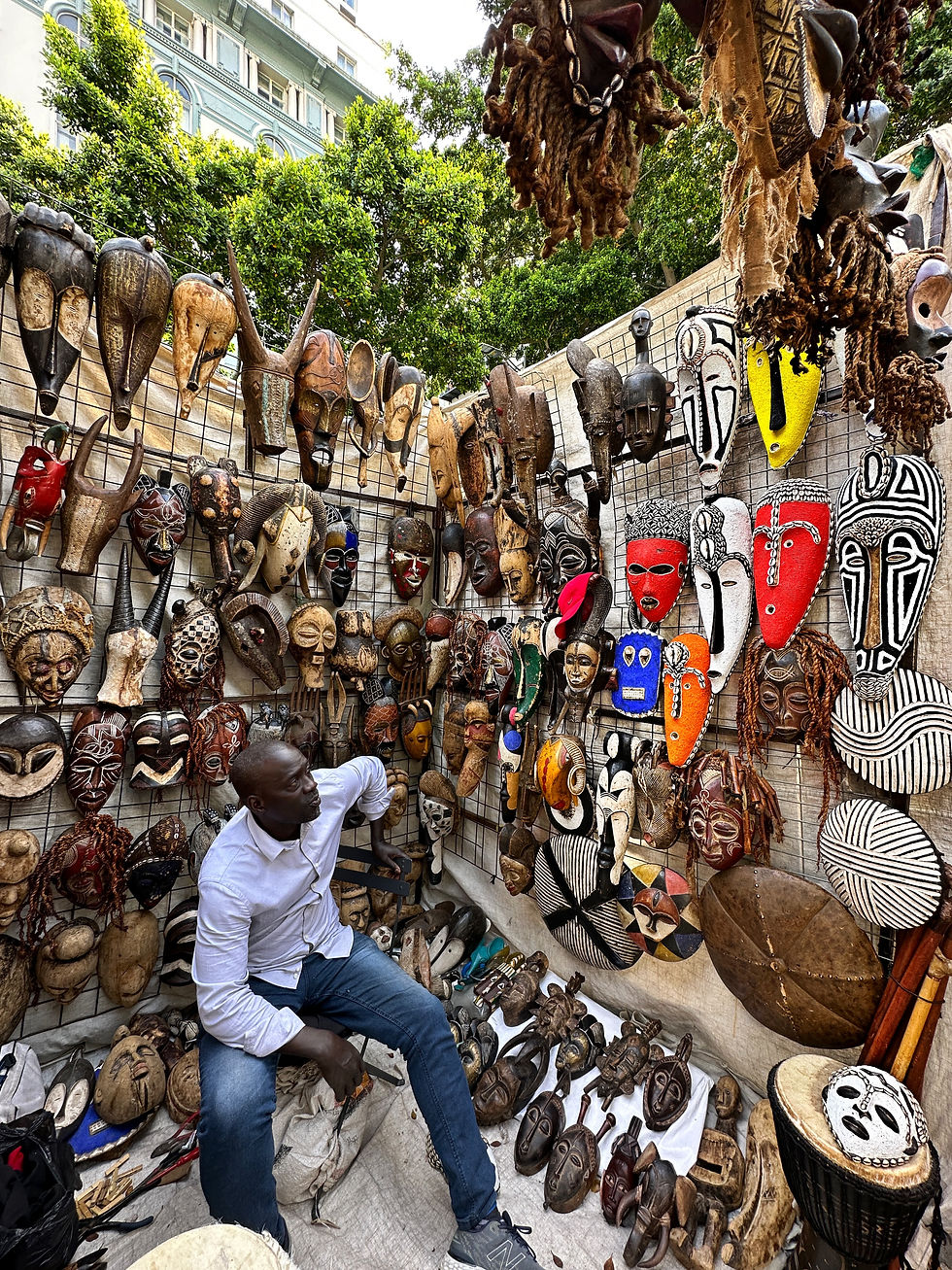 Cape Town’un kalbinde Greenmarket Square’de el yapımı hediyelikler, yerel sanat eserleri ve renkli pazar deneyimi sizi bekliyor. Hemen keşfedin!