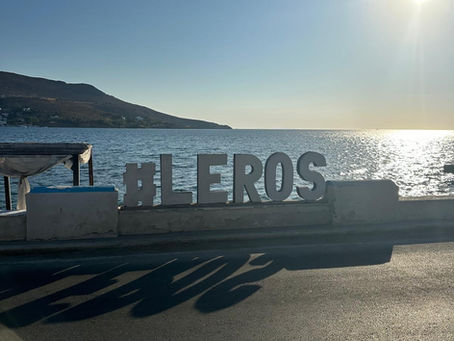Leros gezi rehberi, adanın en güzel plajlarını, lezzet duraklarını ve keşfedilecek mekanlarını bir arada sunuyor. Google’da en çok aranan başlıklar arasında Leros plajları, Leros yemek rehberi, en iyi restoranlar, Leros tavernaları ve barları bulunuyor. Alinda ve Panteli plajları, berrak denizi ve sahil tavernalarıyla tatilcilerin favorisi. Vromolithos ve Blefoutis plajları ise daha sakin ve huzurlu bir atmosfer arayanlara hitap ediyor. Leros restoran önerileri arasında taze deniz ürünleri, Yunan mezeleri ve uzo eşliğinde unutulmaz akşam yemekleri var. Gün içinde otantik Leros kafeleri, kahve molaları ve atıştırmalıklar için keyifli seçenekler sunuyor. Gece hayatında ise sahil barları ve canlı müzik mekanları, adaya ayrı bir renk katıyor. Leros’un en güzel plajları ve yeme içme rehberi, bu sakin Ege adasında dolu dolu bir tatil geçirmenizi sağlayacak.
