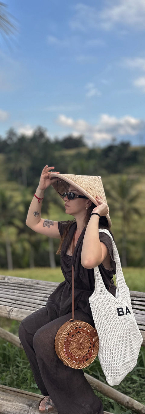 Jatiluwih Pirinç Tarlaları, Bali’nin UNESCO korumasındaki en geniş ve etkileyici tarım alanlarından biri. Uzak tepelerin eteklerine kadar uzanan bu yemyeşil teraslar, geleneksel “subak” sistemiyle hâlâ doğal yöntemlerle sulanıyor. Burada yürürken sadece manzaraya değil, Bali kültürünün binlerce yıllık tarım bilgeliğine de tanıklık ediyorsunuz. Sessizlik, doğanın ritmine karışmış kuş sesleriyle dolarken insan, zamanın yavaşladığını hissediyor.