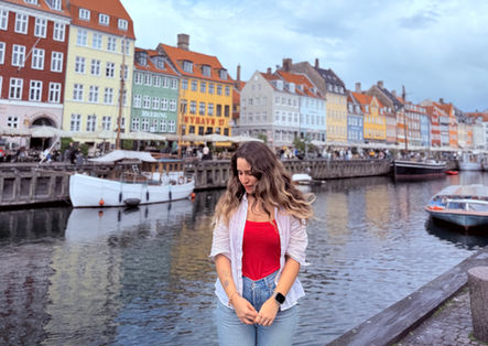 Kopenhag’ın en ünlü turistik noktalarından biri olan Nyhavn, rengarenk evleri ve tarihi liman atmosferiyle ziyaretçilerini büyüler. Bu bölgede kanal turu, deniz kenarında yürüyüş ve fotoğraf çekimi en popüler aktiviteler arasındadır. Nyhavn restoranları özellikle balık ve deniz ürünleri sevenler için eşsiz lezzetler sunar. Kopenhag gezi rehberlerinde mutlaka ilk sıralarda yer alan bu bölge, şehrin canlı kültürünü yansıtır. Eğer Danimarka seyahati planlıyorsanız, Nyhavn Kopenhag gezinizin vazgeçilmez durağı olmalıdır.