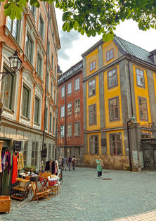 Stockholm Gamla Stan, şehrin en eski bölgesi olarak dar sokakları, renkli evleri ve tarihi atmosferiyle ziyaretçilerin ilgisini çeker. Orta Çağ’dan kalma yapıları ve taş döşeli yollarıyla Gamla Stan, Stockholm’ün kalbinde zaman yolculuğu hissi yaşatır. Kraliyet Sarayı, Stortorget Meydanı ve şirin kafeler bu bölgede mutlaka görülmesi gereken yerlerdendir. Gamla Stan aynı zamanda küçük butikleri, sanat galerilerini ve hediyelik dükkanlarıyla alışveriş için de ideal bir noktadır. Bölgeyi gezenler İsveç kültürünü, tarihini ve mimarisini yakından tanıma fırsatı bulur. Stockholm’ün ruhunu hissetmek isteyenler için Gamla Stan, ilk duraklardan biri olmalıdır.