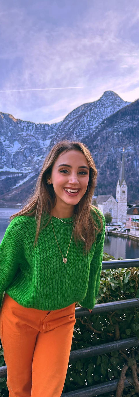 Hallstatt gezi rehberi, Avusturya’nın en fotojenik kasabası olarak doğa ve tarih tutkunlarına unutulmaz anlar vaat ediyor. Hallstatt Gölü kıyısında huzurlu yürüyüşler yapabilir, kasabanın tarihi tuz madeni ve müzelerini keşfedebilirsiniz. Kasabanın UNESCO Dünya Mirası statüsü ve çevresindeki Alp manzaraları, her yıl binlerce turistin ilgisini çekiyor. Ayrıca Hallstatt’a ulaşım, konaklama ve yerel restoran önerileriyle seyahatinizi kolaylaştıran detaylar sunuluyor.