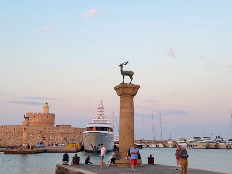 Rodos Adası, Rodos gezilecek yerler, Rodos plajları, Rodos tatili ve Rodos gece hayatı ile Türkiye ve dünya genelinde en çok tercih edilen Yunan adalarından biridir. Tarihi Rodos Eski Şehir, Lindos Akropolisi ve Şövalyeler Sokağı mutlaka ziyaret edilmelidir. Ulaşım açısından, Marmaris ve Bodrum’dan feribot seferleri ve Atina’dan direkt uçuşlar ile Rodos’a kolayca ulaşabilirsiniz. Rodos otelleri ve uygun fiyatlı konaklama seçenekleri, her bütçeye hitap eder. Ayrıca, Rodos vize işlemleri, Schengen vizesi ve kapıda vize hakkında bilgi sahibi olmak seyahatinizin sorunsuz geçmesini sağlar. Tatilciler için Rodos mutfağı, Yunan mezeleri ve deniz ürünleri ile unutulmaz bir lezzet deneyimi sunar.