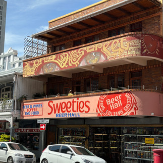 Cape Town Long Street’te benzersiz mağazalar ve el yapımı ürünler keşfedin. Tarihi dokusu ve modern atmosferi ile alışveriş keyfini yaşayın