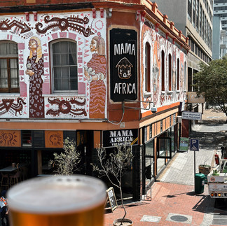 Long Street, Cape Town’un kültürel ve sosyal merkezi! Canlı barlar, kafeler ve sanat galerileriyle dolu bu sokakta eğlence sizi bekliyor.