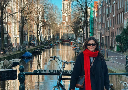 Amsterdam, Avrupa’nın en popüler turistik şehirlerinden biri olarak tarihi kanalları, eşsiz mimarisi ve kültürel mirasıyla öne çıkar. Şehirde Van Gogh Müzesi, Rijksmuseum ve Anne Frank Evi gibi dünyaca bilinen gezi durakları bulunur. Amsterdam’ın canlı meydanları, pazarları ve renkli gece hayatı ziyaretçilere farklı deneyimler yaşatır. Bisiklet dostu yapısıyla şehir, gezginlere özgür ve keyifli bir keşif imkanı sunar. Yeme içme konusunda ise geleneksel Hollanda lezzetlerinden uluslararası mutfaklara kadar geniş seçenekler vardır. Amsterdam, hem tarih hem modern yaşamı bir arada sunarak gezginler için unutulmaz bir rota haline gelir.