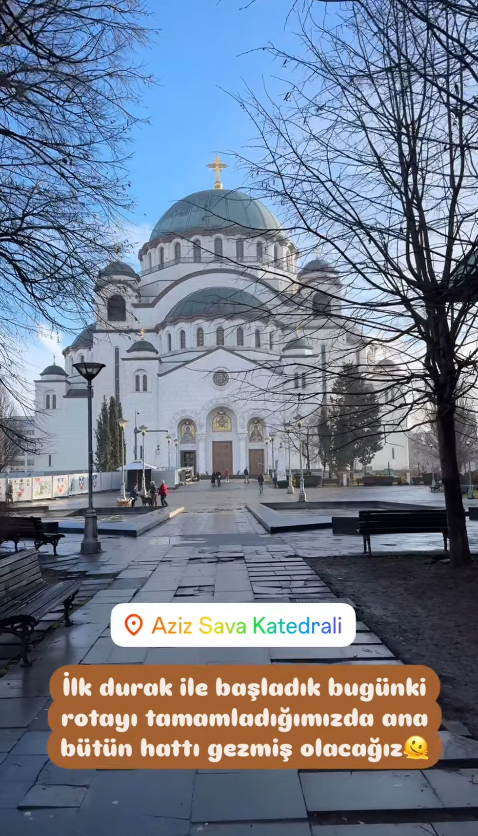 Belgrad’a ulaşım için hem hava hem kara yolu seçenekleri vardır; Nikola Tesla Havalimanı şehir merkezine çok yakındır. Şehir içi ulaşımda otobüs, tramvay ve taksi yaygın olarak kullanılır. Belgrad gezi rehberi hazırlarken toplu taşıma kartlarından faydalanmak bütçenizi korur. Şehri yürüyerek keşfetmek de oldukça keyiflidir; birçok turistik nokta birbirine yakındır. Bisiklet kiralama seçenekleri de son zamanlarda popüler hale gelmiştir. Planlı ve ekonomik bir gezi için ulaşım bilgilerini önceden öğrenmek faydalıdır.