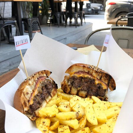 Baltazar, Karaköy ve Beşiktaş’ta İstanbul’un trend burger restoranları arasında öne çıkıyor. Kömür ateşinde pişirilen Trakya etleri ile hazırlanan burgerler, gurmeci burger ve smash burger arayanlar için özel bir deneyim sunuyor. Menüdeki Baltazar Burger, İstanbul’da en çok aranan burger seçeneklerinden biri. Mekanın doğa dostu konsepti, hem lezzet hem de farkındalık açısından öne çıkıyor. İstanbul’da uygun fiyatlı ve kaliteli burger sunan mekanlar arasında Baltazar Burger dikkat çekiyor. Sosyal medya ve bloglarda sıkça önerilen bir adres.