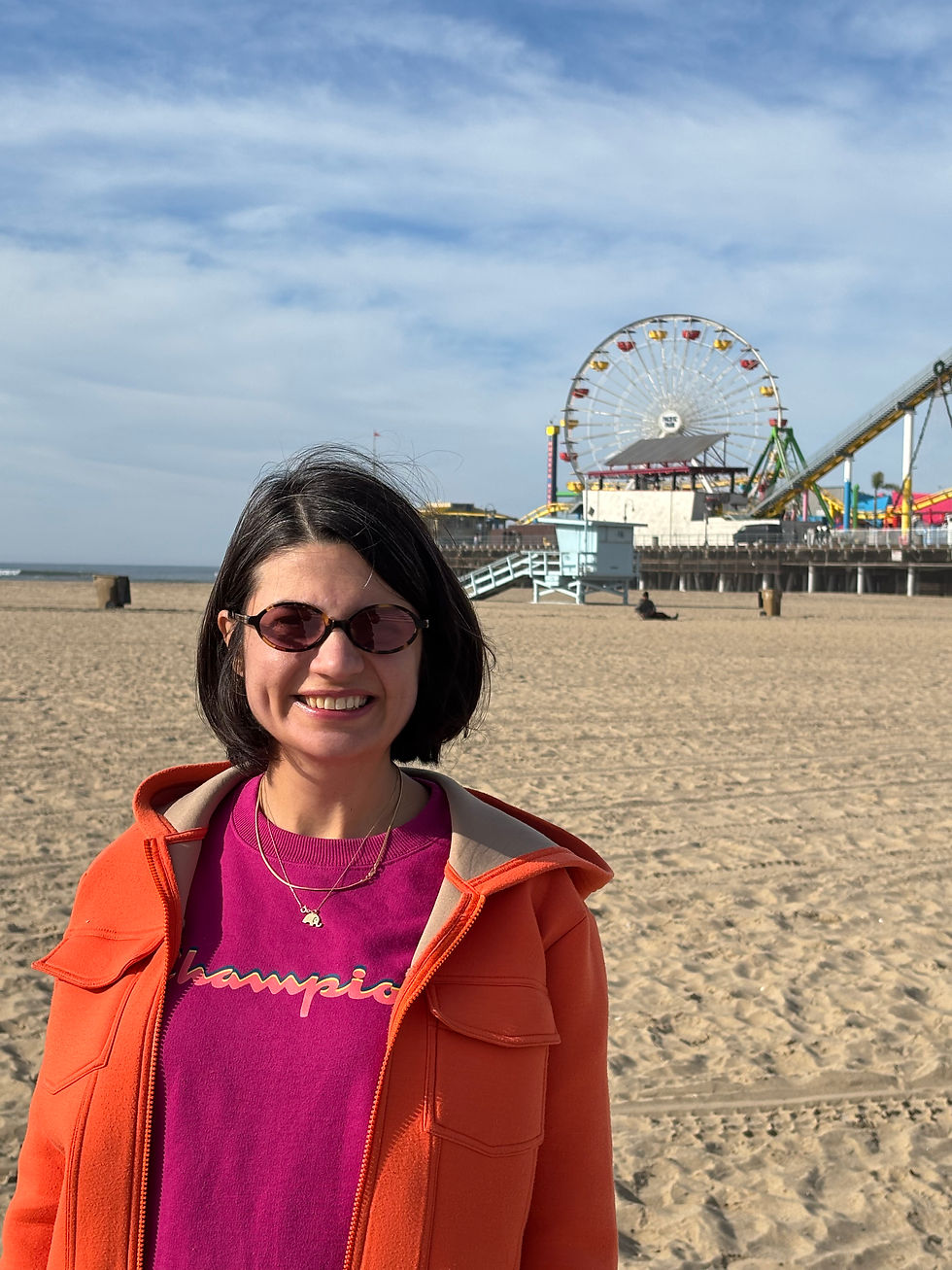 Santa Monica gezi rehberi, sahil keyfi ile yemek kültürünü bir araya getiren eşsiz bir deneyim sunar. “Santa Monica gezilecek yerler”, “Santa Monica yemek rehberi” ve “Santa Monica restoran önerileri” gibi popüler anahtar kelimelerle SEO gücünüzü artırın. Santa Monica Pier, Third Street Promenade ve sahil yürüyüş yolları gezinizin vazgeçilmez durakları olabilir. “Santa Monica deniz ürünleri restoranları” ve “Santa Monica brunch mekanları” gibi long-tail terimleri kullanarak lezzet duraklarını öne çıkarın. Vegan kafelerden gurme burgercilerle dolu yemek seçeneklerini rehbere ekleyin. Böylece hem gezginler hem de yemek severler için kapsamlı bir kaynak oluşturursunuz.