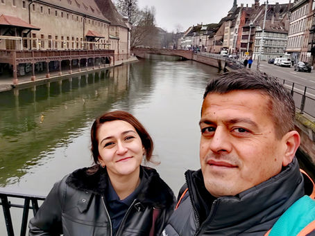Strasbourg gezi rehberi ile şehrin en güzel ve tarihi noktalarını keşfetmek için adım adım hazırlanmış bir yürüyüş rotası bulacaksınız. Strasbourg gezilecek yerler arasında ilk sırada yer alan Notre Dame Katedrali, Gotik mimarisi ve astronomik saatiyle ziyaretçilerin ilgisini çeker. Şehrin kalbindeki Place Kléber ve çevresindeki sokaklar, alışveriş ve sosyal yaşamın merkezi olarak öne çıkar. Masalsı Petite France bölgesi, yarı ahşap evleri ve nehir kıyısındaki manzaralarıyla Strasbourg’un en çok fotoğraflanan yeridir. Tarihi Rohan Sarayı, Maison Kammerzell ve Rue Saint-Pierre-le-Jeune gibi duraklar, şehrin kültürel mirasını gözler önüne serer. Strasbourg yürüyüş rotası sayesinde hem tarihi sokakları hem de modern yaşamı aynı anda deneyimleyebilirsiniz. Alsas mutfağının lezzetlerinden ünlü zencefilli kurabiyeler, geziyi tatlı bir mola ile tamamlar. Strasbourg Noel Pazarı ise kış aylarında şehri Avrupa’nın en büyüleyici destinasyonlarından biri haline getirir.