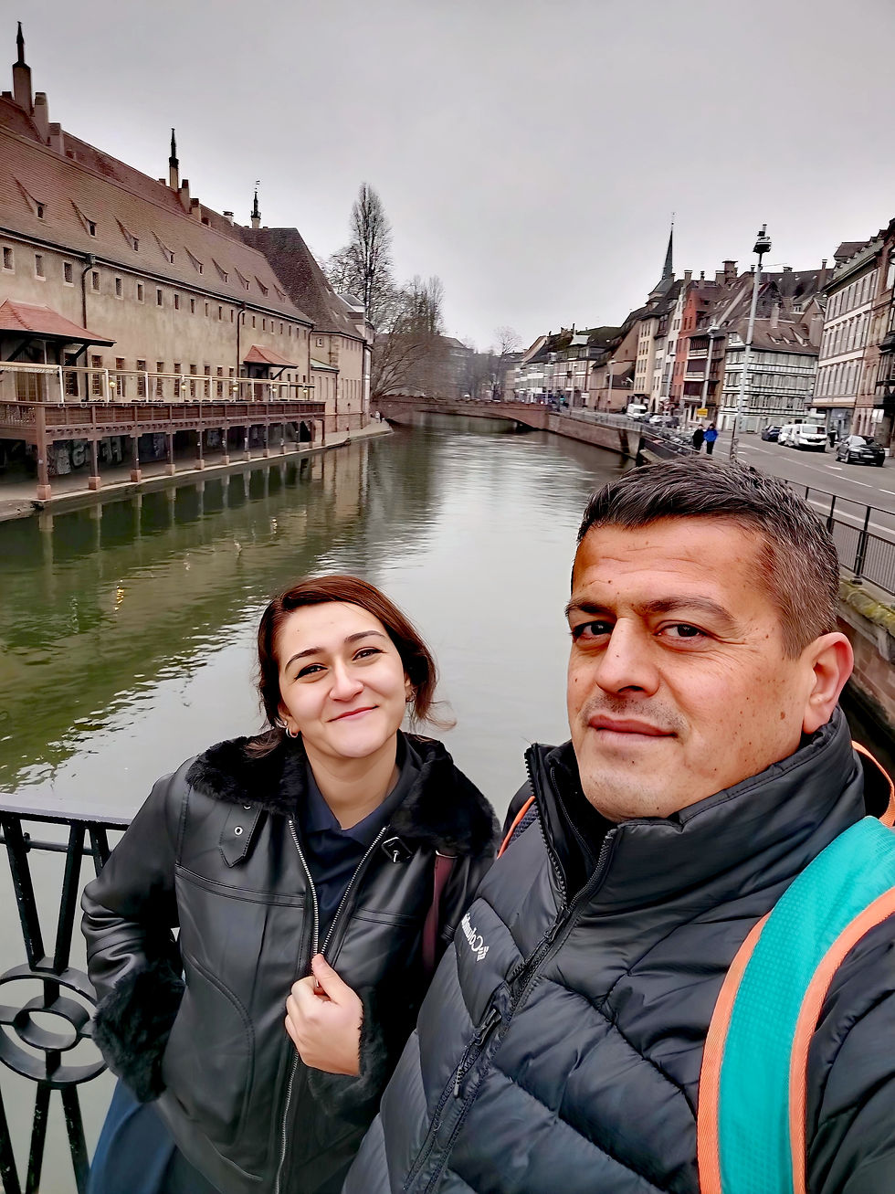 Strasbourg gezi rehberi arıyorsanız, şehrin en güzel ve tarihi noktalarını adım adım keşfedeceğiniz bir yürüyüş rotası sizi bekliyor. Strasbourg Notre Dame Katedrali, Gotik mimarisiyle şehrin en etkileyici simgesi olarak mutlaka görülmeli. Place Kléber ve Petite France, Strasbourg gezilecek yerler listesinde en çok ziyaret edilen bölgelerden. Şehrin dar sokaklarında yürürken yarı ahşap evlerin renkli yüzleri size masalsı bir atmosfer sunar. Strasbourg yürüyüş rotası sayesinde hem tarihi hem de kültürel noktaları rahatlıkla gezebilirsiniz. Rohan Sarayı ve Maison Kammerzell gibi yapılar şehrin zarafetini yansıtır. Strasbourg’da gastronomi deneyimini tamamlamak için ünlü zencefilli kurabiyeleri tatmayı unutmayın. Tüm bu noktalar, Strasbourg seyahatinizi unutulmaz bir deneyime dönüştürür.