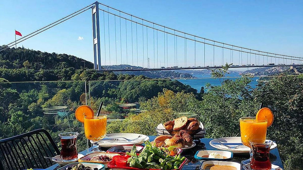 İstanbul’un en iyi kahvaltı mekanlarını mı arıyorsunuz? Boğaz manzaralı serpme kahvaltı, Kadıköy ve Beşiktaş kahvaltı durakları, Karaköy’de şarküteri tabağı, Yeldeğirmeni’nde alternatif kahvaltı önerileri bu rehberde! En iyi serpme kahvaltı nerede yenir, İstanbul kahvaltı sokakları, Anadolu Yakası kahvaltı mekanları ve gurme kahvaltı tavsiyeleriyle dolu zengin bir içerik sizi bekliyor. Ege bazlamasından Van usulü otlu peynire kadar özgün tatlarla dolu bu liste, İstanbul’da kahvaltı nerede yapılır sorusuna en güncel cevabı veriyor. Hafta sonu kahvaltı mekanları ve İstanbul kahvaltı önerileri arayanlar için ideal bir kaynak. 2025’in en çok tıklanan İstanbul kahvaltı rehberine şimdi göz atın!